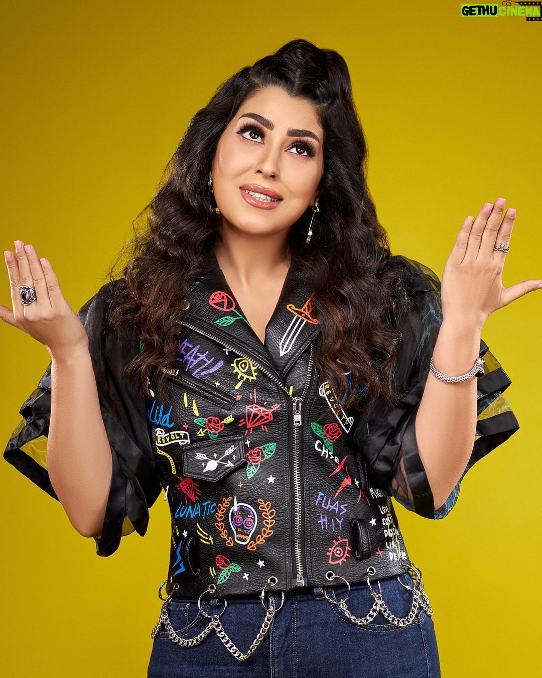 Ayten Amer Instagram - مين شاف فيديو كليب اغنيتى الجديدة ؟؟؟ اكتبوا فى الكومنتس بقا رأيكوا فى اللوك و الاغنية و كل حاجة 😂 و شوفوا الاستورى بتاعتى دلوقتى لينك بيجمع كل لينكات الاغنية على كل الابليكيشنز 😘 https://bfan.link/khtf-lrjl Styled by @yasminalieldin Jacket @sals_eg Makeup @ehab_mahrous @jewelry.by.az Hairdresser @fareedyousef12345 @bassam_ramadan_photography