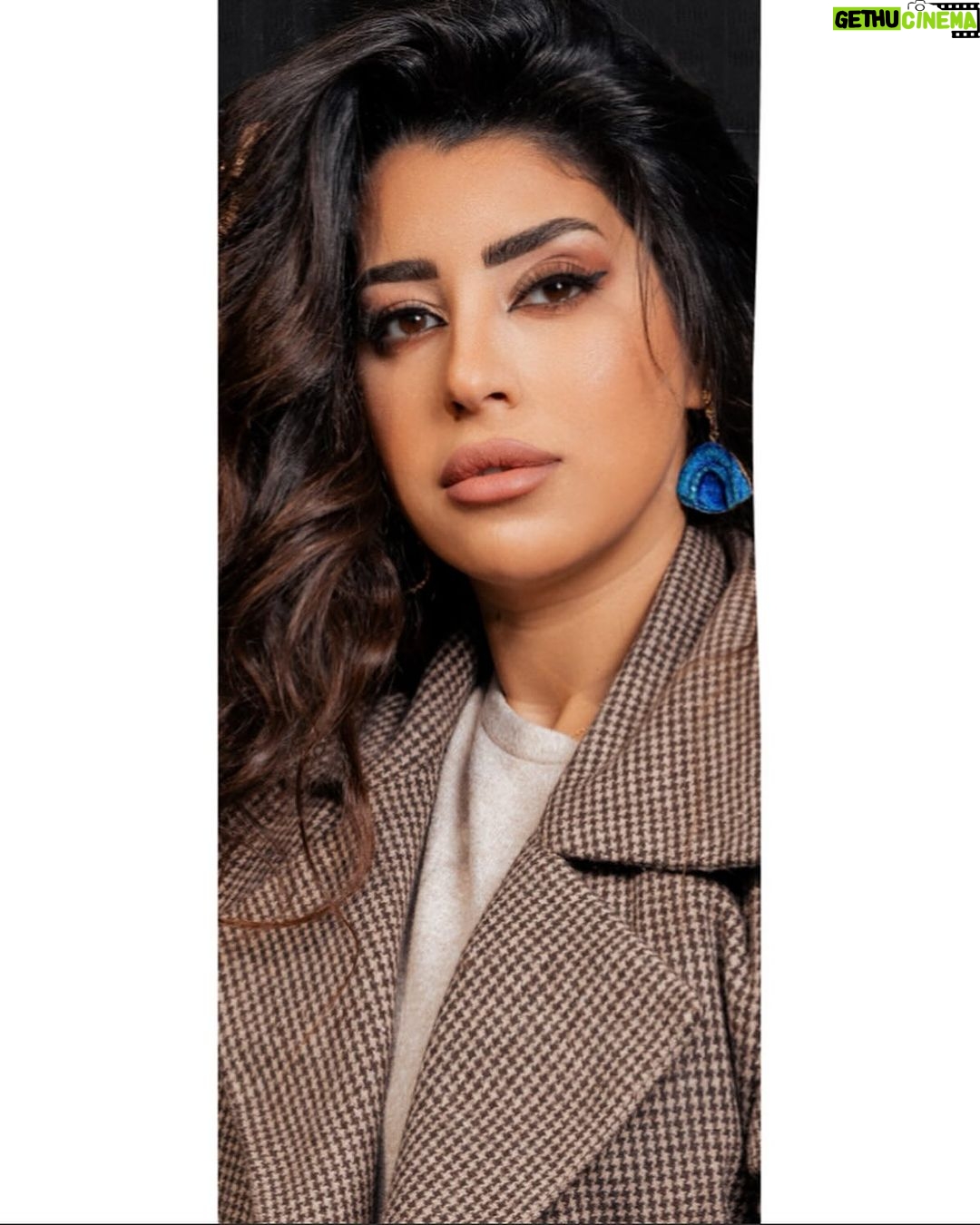 Ayten Amer Instagram - 🤎🤎🤎🤎 Makeup by @vebe_haana 📸 @marco_akrm_spot_studio Coat by @jessyfahmydesigns Earring by @naizy_daizy
