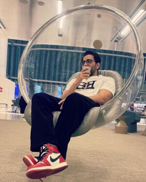 Ayushmann Khurrana Instagram - “Is duniya mein sab kuch chori hota hai, par kitaabein kabhi chori nahi hoti. Kitaabein haq se maangi jaati hain, lautaa dene ke waadey ke saath. Jo kabhi poora nahi hota.” 

Btw where am I? Duniya ke kis kone mein? Kis kitaab ghar mein? Kahan hoon main? #library #music #coffee
