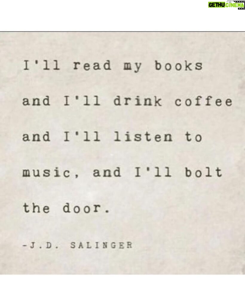 Ayushmann Khurrana Instagram - “Is duniya mein sab kuch chori hota hai, par kitaabein kabhi chori nahi hoti. Kitaabein haq se maangi jaati hain, lautaa dene ke waadey ke saath. Jo kabhi poora nahi hota.” Btw where am I? Duniya ke kis kone mein? Kis kitaab ghar mein? Kahan hoon main? #library #music #coffee