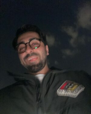 Ayushmann Khurrana Instagram - “Is duniya mein sab kuch chori hota hai, par kitaabein kabhi chori nahi hoti. Kitaabein haq se maangi jaati hain, lautaa dene ke waadey ke saath. Jo kabhi poora nahi hota.” 

Btw where am I? Duniya ke kis kone mein? Kis kitaab ghar mein? Kahan hoon main? #library #music #coffee