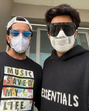 Ayushmann Khurrana Instagram - Happy birthday to the best sibling. You don’t need a charger coz you’re the energy bunny. Super funny! In the pic we look like bobby sunny. Aaj nahi shukrvaar, aaj hai shani. 
Happy birthday @aparshakti_khurana ❤️🥹