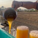 Ayushmann Khurrana Instagram - Sadak pe. Kheton ke paas. Chandigarh ke paas. Ghar se kuch 30 km duur. I know raw fruit khaana better hai, par sadak waala juice thoda thanda, thoda kaala namak, aur bhaiya bartan dho ke banana, ka mazaa next level hai imho. >>
