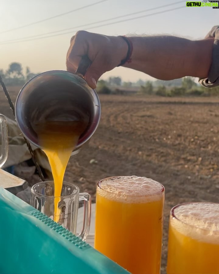 Ayushmann Khurrana Instagram - Sadak pe. Kheton ke paas. Chandigarh ke paas. Ghar se kuch 30 km duur. I know raw fruit khaana better hai, par sadak waala juice thoda thanda, thoda kaala namak, aur bhaiya bartan dho ke banana, ka mazaa next level hai imho. >>