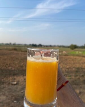 Ayushmann Khurrana Instagram - Sadak pe. Kheton ke paas. Chandigarh ke paas. Ghar se kuch 30 km duur. I know raw fruit khaana better hai, par sadak waala juice thoda thanda, thoda kaala namak, aur bhaiya bartan dho ke banana, ka mazaa next level hai imho. >>