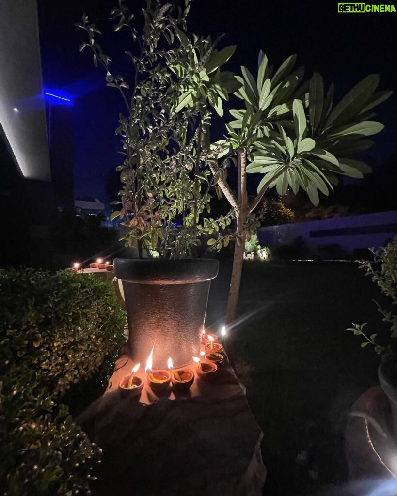 Ayushmann Khurrana Instagram - Happy Diwali from us! 🪔❤️🙏🏽