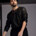Ayushmann Khurrana Instagram - सोमवार 🖤 with this version by @aparshakti_khurana 🎵