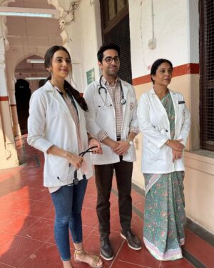 Ayushmann Khurrana Instagram - Doctor G ko ek saal ho gaya. A special film with special people. 🤍 👨‍⚕️ 👩‍⚕️

@rakulpreet @anubhuti_k @shefalishahofficial @sheeba.chadha @ayeshak_ @themadnomaddiaries @JungleePictures @zeemusiccompany