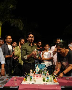 Ayushmann Khurrana Instagram - Doctor G ko ek saal ho gaya. A special film with special people. 🤍 👨‍⚕️ 👩‍⚕️

@rakulpreet @anubhuti_k @shefalishahofficial @sheeba.chadha @ayeshak_ @themadnomaddiaries @JungleePictures @zeemusiccompany