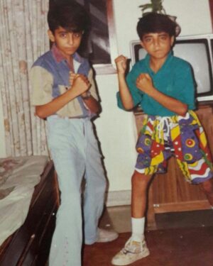 Ayushmann Khurrana Instagram - Happy birthday to the best sibling. You don’t need a charger coz you’re the energy bunny. Super funny! In the pic we look like bobby sunny. Aaj nahi shukrvaar, aaj hai shani. 
Happy birthday @aparshakti_khurana ❤️🥹