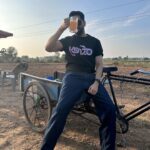 Ayushmann Khurrana Instagram – Sadak pe. Kheton ke paas. Chandigarh ke paas. Ghar se kuch 30 km duur. I know raw fruit khaana better hai, par sadak waala juice thoda thanda, thoda kaala namak, aur bhaiya bartan dho ke banana, ka mazaa next level hai imho. >>