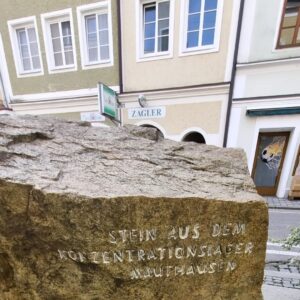 Azer Aydemir Instagram - Bu xəstəxanada XX ci əsrin cəlladı Adolf Hitler doğulmuşdur. Avstriya höküməti və xalqı bu doğuluşa görə, bu daşın üzərindəki yazı ilə...bütün dünyadan üzr istəyir. #vizit