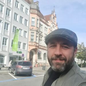 Azer Aydemir Instagram - Bu xəstəxanada XX ci əsrin cəlladı Adolf Hitler doğulmuşdur. Avstriya höküməti və xalqı bu doğuluşa görə, bu daşın üzərindəki yazı ilə...bütün dünyadan üzr istəyir. #vizit