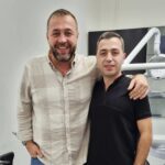 Azer Aydemir Instagram - Deməli bu gözəl insan mənim səhifəmi izləyirmiş və son 1 ilin şəkillərində yuxarıda iki əsas dişimin "diastema"sını sezibmiş. Mənə yazdı ki, Azər bəy sizi diastema sanki kompleksə salır. Rahat gülə bilmirsiniz. Və o haqlıydı. Bu gündən həyata rahat güləcəm. Kadrlarım da uğurlu alınacaq. Əllərinə sağlıq doktor @drtalehhasanzade timsalında həm peşəkar həkim, həm dost tapdım🙏 Nərimanov raion