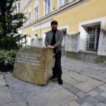 Azer Aydemir Instagram - Bu xəstəxanada XX ci əsrin cəlladı Adolf Hitler doğulmuşdur. Avstriya höküməti və xalqı bu doğuluşa görə, bu daşın üzərindəki yazı ilə...bütün dünyadan üzr istəyir. #vizit Braunau, Oberosterreich, Austria
