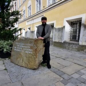 Azer Aydemir Instagram - Bu xəstəxanada XX ci əsrin cəlladı Adolf Hitler doğulmuşdur. Avstriya höküməti və xalqı bu doğuluşa görə, bu daşın üzərindəki yazı ilə...bütün dünyadan üzr istəyir. #vizit