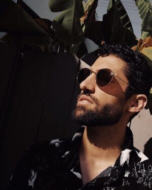 Azim Rizk Instagram - Lookin into the week like... dang it’s bright! Sending everyone lots of love and a reminder to keep moving forward no matter how slow you go. Sometimes life feels stagnant and it can be frustrating, but remember that everyone goes through it and it will pass. Every small step counts! .
.
.
.
.
.
.
.
.
.
#madewell #sunglasses #mondaymotivation #losangeles #goodvibes #keepmovingforward #staypositive #becreative #spreadlove #gooutside #hangwithfriends #laugh #cry #beeasyonyourself #youvegotthis 📸 @thndrbolt
