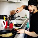 Azim Rizk Instagram - Fueling up for my trip to NAMFA Nationals!! Thanks for having me again NAFMA and Master Jose Torres! Can’t wait to see you all there! . . . . . . . . . . May 25 & May 26 in Atlantic City at the Sheraton Hotel. Registration at www.nafmanationals.com #powerrangers #azimrizk #omlette #breakfast #travel #atlanticcity #powerrangersmegaforce #powerrangerssupermegaforce #foodie #onions