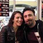 Aziz Kedi Instagram – dün @nihalylcin bize antabus getirdi, gittik izledik. insana tekme tokat girişen bir metin. güleyim mi, ağlayayım mı, donup kalayım mı bilemiyorsun. niyalciğim zaten enfes oynuyor. antabus’u nerede yakalarsanız izleyin.
neyse efendim sonra çayı çorbası, aspava’sı derken kendisini mutlu yarınlara uğurladık. hemen yine bekliyoruz.