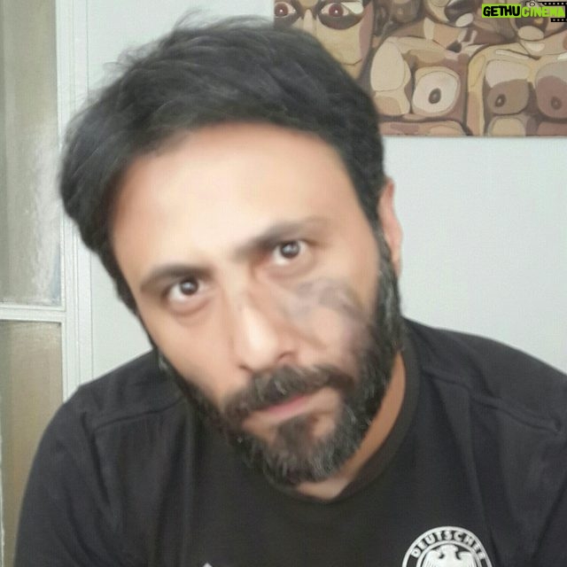 Aziz Kedi Instagram - fail dört buçuk yaşında ve ortalıkta bulduğu karakalem tozlarıyla yüzümü revize etmeye çalıştı. buna en çok sevinenlerse tabii ki yine çocuklar oldu.