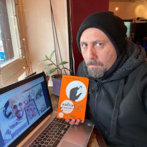 Aziz Kedi Instagram - elimde gördüğünüz kitabın ortaya çıkışında gizli ve duygusal bir hissem olduğuna inanıyorum. yazarı sayın @imtolstoyevski’ye safsatalar ansiklopedisi'ni yazması için iki yıla yakın yalvardım. “ya olm ths...”tan başlayıp “tamam lan tamam!”a varan çok uzun bir sürecin sonunda da imzalı kopyam elime ulaştı. bu kitabı yalnız okumamalı, miras listenizde ev ve arabadan sonra üçüncü sıraya koyup çocuklarınıza intikal ettirmelisiniz. bunu yıllar sürecek bir üretimin ilk meyvesi kabul ediyor, yine böyle müthiş bir rehber olacak ikinci kitabını yazmaya başlaması için bu kez de huzurlarınızda istirham ediyorum.
#safsatalaransiklopedisi #immanueltolstoyevski #fularsızentellik