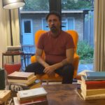 Aziz Kedi Instagram - not: biçimli göbeğim de atölyede yer alacaktır. not 2: koltuğumun adı paşa’dır. @donmezdaghan @ddi_akademi Stoke Newington