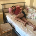 Aziz Kedi Instagram - sayın @mertcakmak’la lockdown’a yakalandığımız sevgi dolu yuvamızda payıma düşen yatak sizce de tam bir ÖLÜM DÖŞŞEĞİ değil mi? not: totthenham bebesiyiz la! Tottenham North London