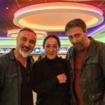 Aziz Kedi Instagram - #cinayetsüsü londra prömiyerinden tatlı bir hatıra. bir yazarın rüyalarını süsleyen iki aktör. gelip bizimle birlikte eğlenen herkese de kalpten sevgiler. @cinayetsusufilm #mcengizbozkurt #binnurkaya