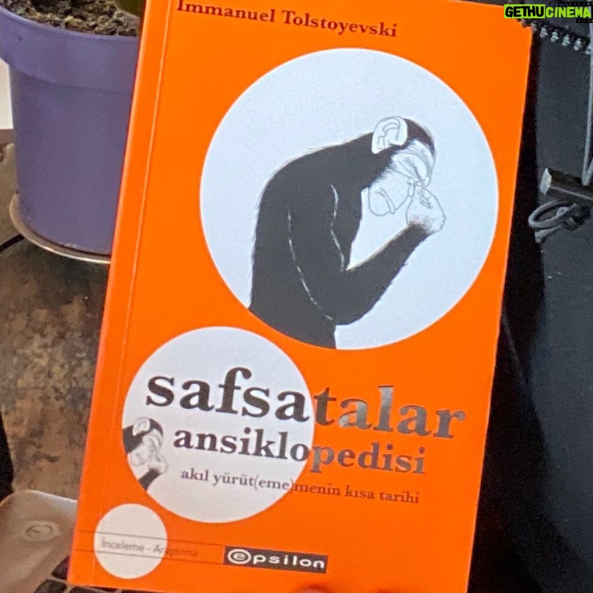 Aziz Kedi Instagram - elimde gördüğünüz kitabın ortaya çıkışında gizli ve duygusal bir hissem olduğuna inanıyorum. yazarı sayın @imtolstoyevski’ye safsatalar ansiklopedisi'ni yazması için iki yıla yakın yalvardım. “ya olm ths...”tan başlayıp “tamam lan tamam!”a varan çok uzun bir sürecin sonunda da imzalı kopyam elime ulaştı. bu kitabı yalnız okumamalı, miras listenizde ev ve arabadan sonra üçüncü sıraya koyup çocuklarınıza intikal ettirmelisiniz. bunu yıllar sürecek bir üretimin ilk meyvesi kabul ediyor, yine böyle müthiş bir rehber olacak ikinci kitabını yazmaya başlaması için bu kez de huzurlarınızda istirham ediyorum. #safsatalaransiklopedisi #immanueltolstoyevski #fularsızentellik London, United Kingdom