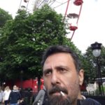 Aziz Kedi Instagram - selam beybiler, nasılsınız? sizi çok sevdiğimi söylemeye geldim. çünkü öpüjem plus seviyesinde sarhoşum. çünkü dün geceden beri aralıksız scotch içiyorum. misal son on dakikadır dönmedolabın adını hatırlamaya çalışıyorum; dönergeç miydi, ferforje miydi, denizaltı mıydı lan bunun adı diye... biraz sonra haggis yemeye gideceğim. umarım efsanelerdeki kadar iğrenç değildir. yiğidin harman, kiltin fayrap olduğu diyardan selamlar. Edinburgh, United Kingdom