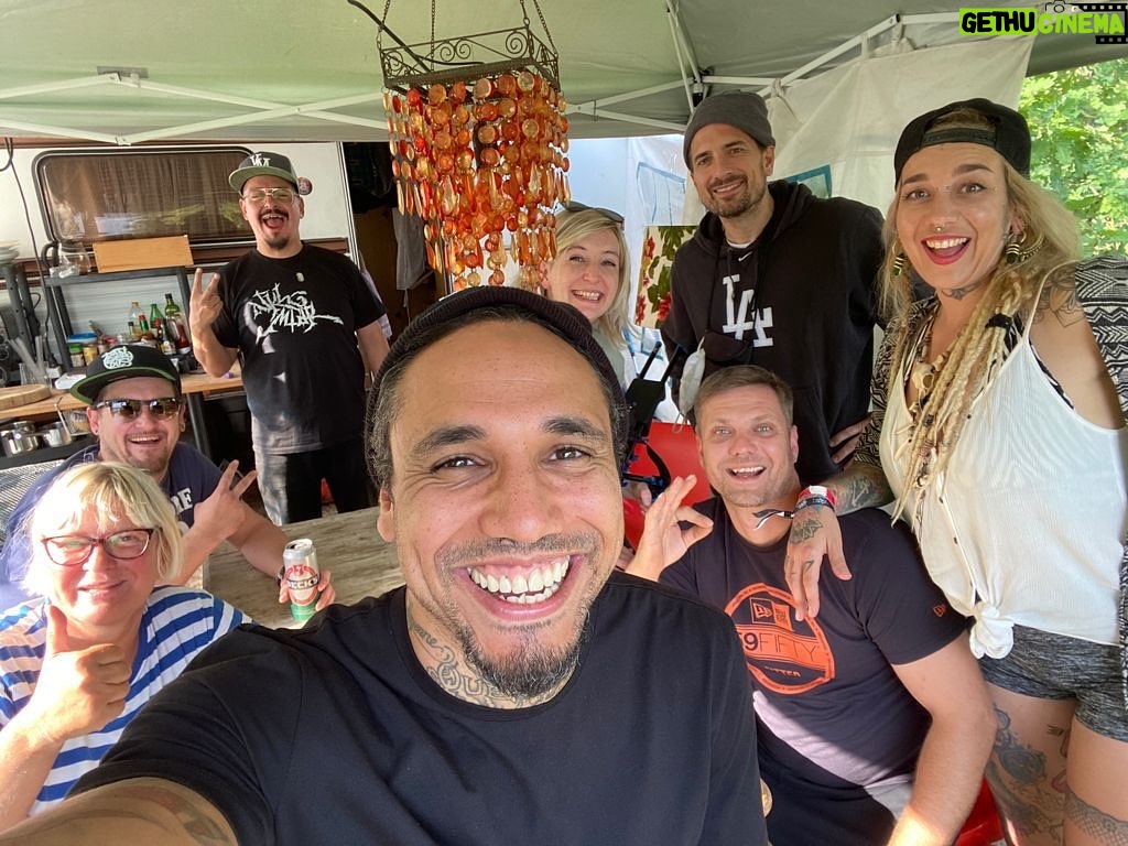 B-Tight Instagram - Es war mir ein Fest! Hammer Drehtag mit euch gewesen. Danke an die Helenesee Gang! #neuesvideo #glaubstdu #linkinbio