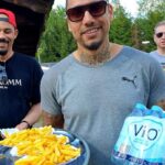 B-Tight Instagram - Wenn Papas für ihre Rasselbande jagen. Mittagspause beim Videodreh zu #papasincrime #aggroswing #pommesgehenimmer @shizoeofficial @smoky46