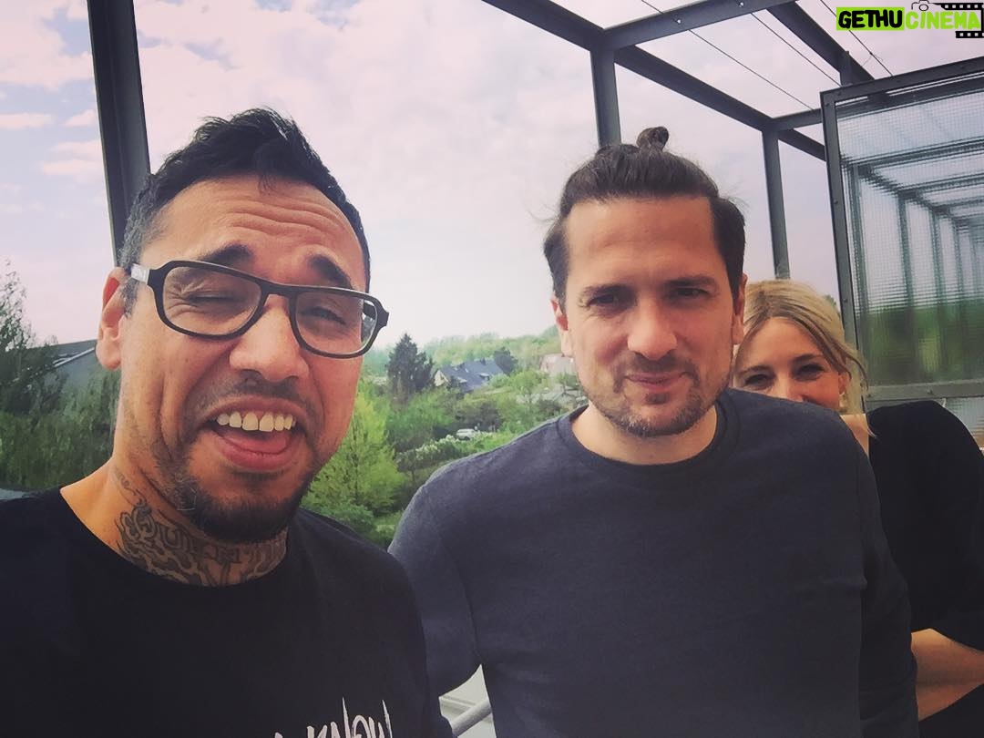 B-Tight Instagram - Der Versuch mal ein ernstes Foto zu machen 😂 @rhyminsimon_official @wiiiiiilmaaaa
