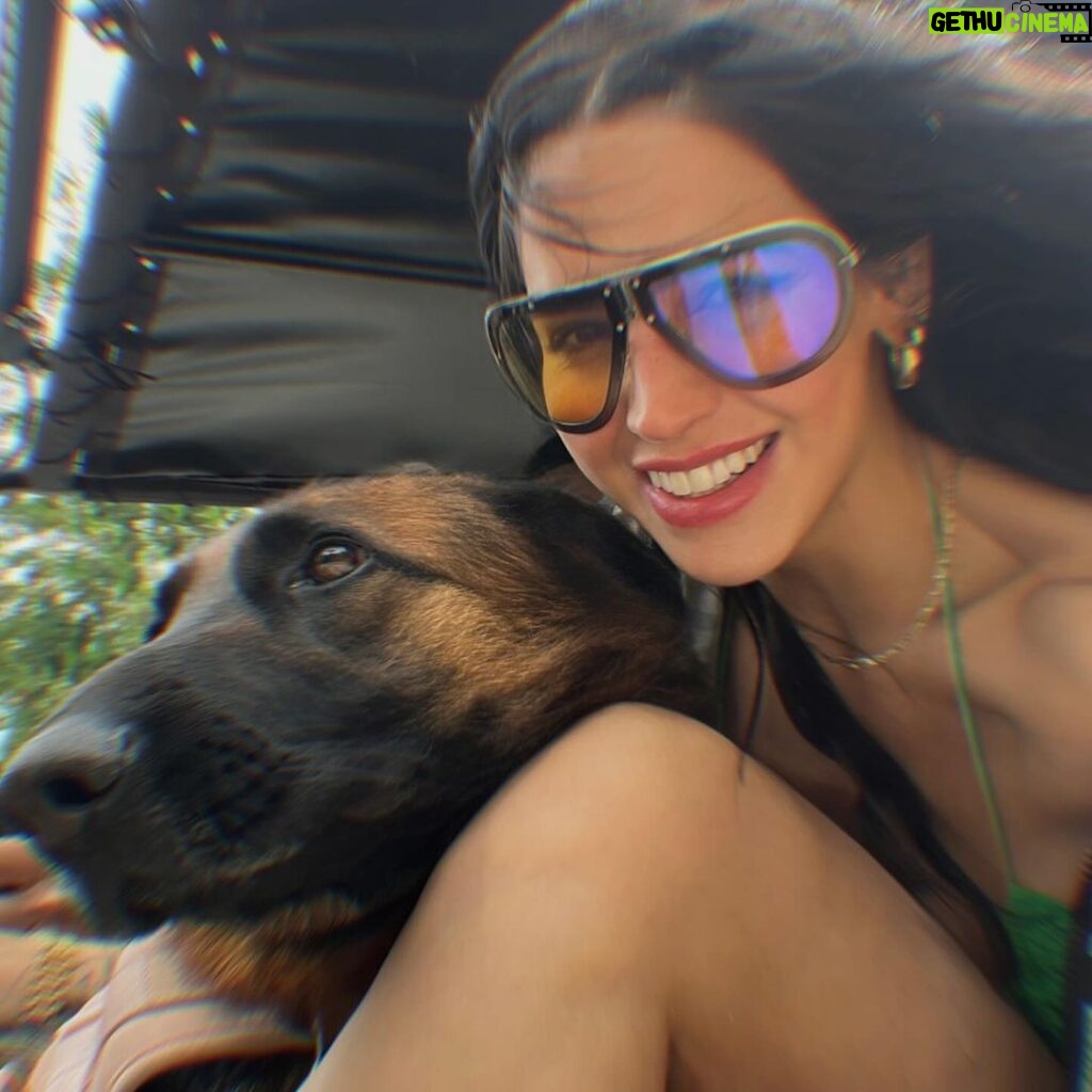 Bárbara de Regil Instagram - Dump Tulum , Fer y Kai 🐚☀️💛 Días de llenar el alma , reiniciar , conectar ✨✨ Tulum Beach