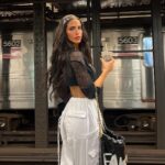 Bárbara de Regil Instagram - Dump 🍒 Estos días MARAVILLOSOS días 💕 1: posando “casual” con mi pelo divino de @karladelcampohairextensions 2: mis bebés 🤎🤎🤎🤎🤍 3: con @elzorromarroquin entrenándome 4: ENTRENADO 5: selfie con mi bebé 6:pisamos mojado 💦 jajaja 7: de las manos de @mariavillalonart a mi comedor 👑 9: enamorada 💌 beso en todos lados 10: mensaje motivacional ♥️