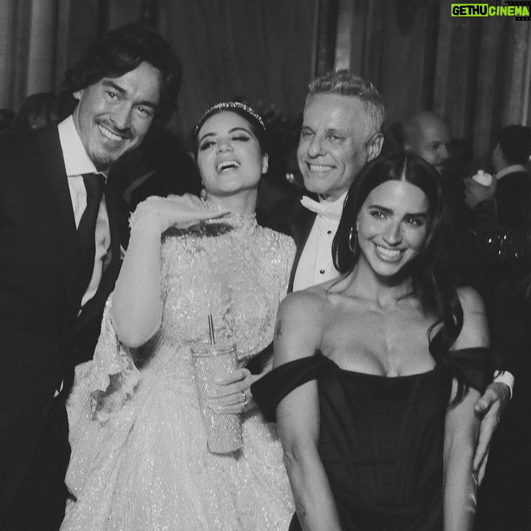 Bárbara de Regil Instagram - Mi fin de semana fue LO MÁXIMO 🤍 Boda de mis @alexisayala @cinthiaparicio , cena con mi @sebastianmartinezn y @kathysaenzh , di una clase de cardio , vi a mi hermana @mikaderegil y siempre con el amor de mi vida @ferschoenwald