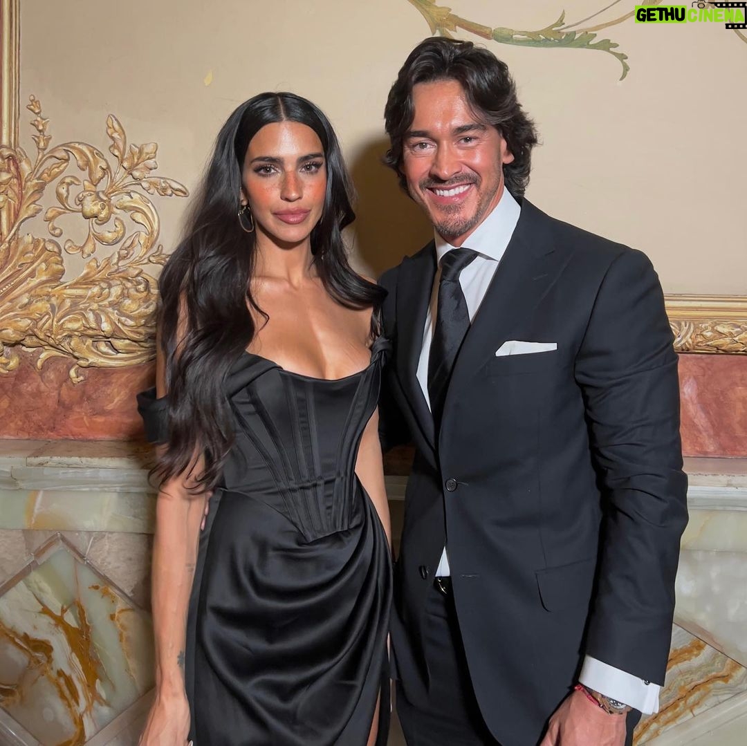 Bárbara de Regil Instagram - Mi fin de semana fue LO MÁXIMO 🤍 Boda de mis @alexisayala @cinthiaparicio , cena con mi @sebastianmartinezn y @kathysaenzh , di una clase de cardio , vi a mi hermana @mikaderegil y siempre con el amor de mi vida @ferschoenwald