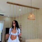 Bárbara de Regil Instagram - Tengo ya mi depa en Tulum y esto lo quiero recordar para siempre 🥥🌴❤️‍🩹 todavía me acuerdo cuando fui a ver un terreno y hoy tan rápido es una realidad 👏🏻 @cocay.tulum