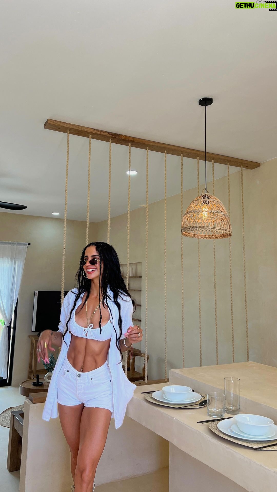 Bárbara de Regil Instagram - Tengo ya mi depa en Tulum y esto lo quiero recordar para siempre 🥥🌴❤️🩹 todavía me acuerdo cuando fui a ver un terreno y hoy tan rápido es una realidad 👏🏻 @cocay.tulum