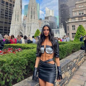 Bárbara de Regil Instagram - Desde que tenías  5 años tenías claro que querías 👗 Eres la mas apasionada por la moda y siempre supe que ibas a empezar con el pie derecho 🍀 Por que eres la más disciplinada …. Mi primer outfit en colaboración con @five.sins pero HECHO y CREADO POR TI … con todo y el rush de la universidad , clases de idiomas , piano … 
y tiempos - lo hiciste TÚ ♥️🙏🏻 el mío , el tuyo y el de la modelo 🗽♥️

Lo importante no es donde estuviste , ni en donde estas … lo importante es adonde quieres llegar 
Soy la MÁS orgullosa de ti @marderegil._ y te apoyare siempre para que trabajes en todos tus sueños ♥️ Eres La Niña más talentosa que conozco ♥️ @five.sins @onxsetny @fashionweekonline 

La ultima foto describe la realidad del cansancio jajajajja pero felices