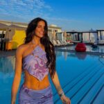 Bárbara de Regil Instagram - Las personas que aprenden a ver lo bonito de la vida SIEMPRE GANAN ❤️ yo antes siempre siempre veía el lado negativo o por lo menos era el que más me brincaba , hace años me cansé . Y empecé a cambiar mi mentalidad . Por que SI SE PUEDE ! El cerebro es como un “plástico” que tú acostumbras y enseñas a pensar 💭 EMPIEZA A SONREÍRLE A LA VIDA ❤️ Mi Rooftop Fav en LA @slsbeverlyhills SLS Hotel, a Luxury Collection Hotel, Beverly Hills