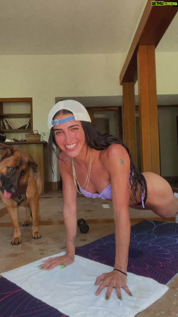 Bárbara de Regil Instagram - 20 minutos de ABS y Cardio ❤️🔥 desde la selva 🎋☄️🌈🦎🐗🪸 FELIZ ! Se las dejo con cariño ❤️ no te pido que compartas te pido que LA HAGAS ❤️ y te muevas ! Imanta Resorts