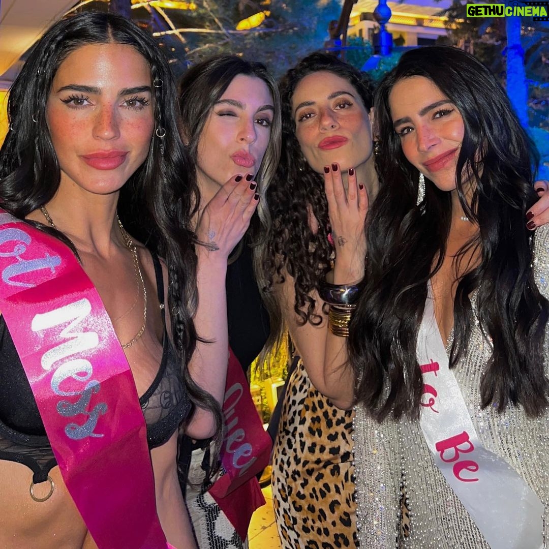 Bárbara de Regil Instagram - Carrete Honesto 💍👰🏻♀️🥂 Bachelorette Party @mikaderegil Las Vegas,nevada