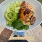 Bárbara de Regil Instagram - Quinoa hervida en agua 💧 + salmón a la plancha + aguacate 🥑 + pepino 🥒 + espinacas Salmón a la plancha : ajo en polvo y a la salsa le pones 4 cucharas de vinagre de arroz y 4 de soya baja en sodio + 1 cucharada de azúcar de coco ( esa salsa se la pones al salmón cuando esté cociéndose )