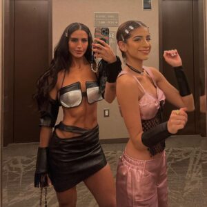 Bárbara de Regil Instagram - Desde que tenías  5 años tenías claro que querías 👗 Eres la mas apasionada por la moda y siempre supe que ibas a empezar con el pie derecho 🍀 Por que eres la más disciplinada …. Mi primer outfit en colaboración con @five.sins pero HECHO y CREADO POR TI … con todo y el rush de la universidad , clases de idiomas , piano … 
y tiempos - lo hiciste TÚ ♥️🙏🏻 el mío , el tuyo y el de la modelo 🗽♥️

Lo importante no es donde estuviste , ni en donde estas … lo importante es adonde quieres llegar 
Soy la MÁS orgullosa de ti @marderegil._ y te apoyare siempre para que trabajes en todos tus sueños ♥️ Eres La Niña más talentosa que conozco ♥️ @five.sins @onxsetny @fashionweekonline 

La ultima foto describe la realidad del cansancio jajajajja pero felices