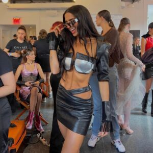 Bárbara de Regil Instagram - Desde que tenías  5 años tenías claro que querías 👗 Eres la mas apasionada por la moda y siempre supe que ibas a empezar con el pie derecho 🍀 Por que eres la más disciplinada …. Mi primer outfit en colaboración con @five.sins pero HECHO y CREADO POR TI … con todo y el rush de la universidad , clases de idiomas , piano … 
y tiempos - lo hiciste TÚ ♥️🙏🏻 el mío , el tuyo y el de la modelo 🗽♥️

Lo importante no es donde estuviste , ni en donde estas … lo importante es adonde quieres llegar 
Soy la MÁS orgullosa de ti @marderegil._ y te apoyare siempre para que trabajes en todos tus sueños ♥️ Eres La Niña más talentosa que conozco ♥️ @five.sins @onxsetny @fashionweekonline 

La ultima foto describe la realidad del cansancio jajajajja pero felices