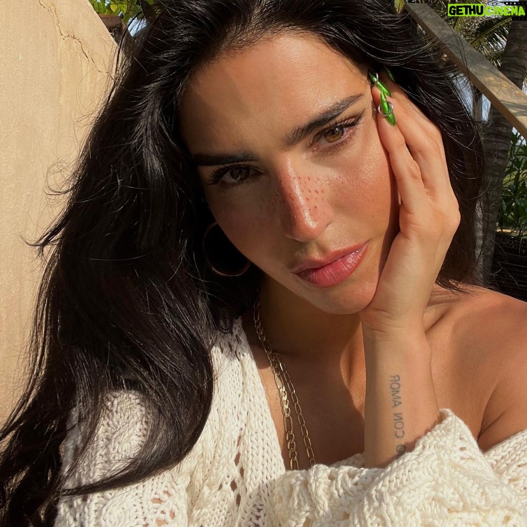 Bárbara de Regil Instagram - Soy yo … para mi 🥥🤍 ( para los que no entienden las paradojas ) Lo que quiero decirte es : SE TU , para ti - Saca tu verdadera esencia . Para TI , para disfrutarte y amarte TAL Y COMO ERES 🤍 mantén tu esencia y cuídala . Se tu 💜 para ti ✨✨✨✨✨✨✨✨✨✨✨ Mi lugar en punta mita @imantaresorts 🌴 Imanta Resorts