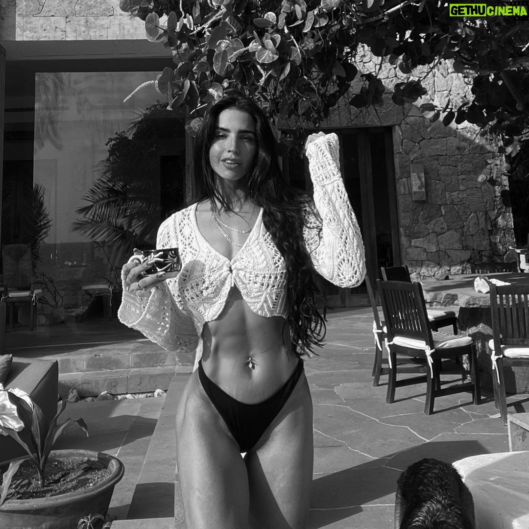 Bárbara de Regil Instagram - Soy yo … para mi 🥥🤍 ( para los que no entienden las paradojas ) Lo que quiero decirte es : SE TU , para ti - Saca tu verdadera esencia . Para TI , para disfrutarte y amarte TAL Y COMO ERES 🤍 mantén tu esencia y cuídala . Se tu 💜 para ti ✨✨✨✨✨✨✨✨✨✨✨ Mi lugar en punta mita @imantaresorts 🌴 Imanta Resorts
