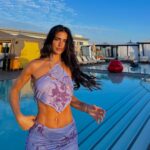 Bárbara de Regil Instagram - Las personas que aprenden a ver lo bonito de la vida SIEMPRE GANAN ❤️ yo antes siempre siempre veía el lado negativo o por lo menos era el que más me brincaba , hace años me cansé . Y empecé a cambiar mi mentalidad . Por que SI SE PUEDE ! El cerebro es como un “plástico” que tú acostumbras y enseñas a pensar 💭 EMPIEZA A SONREÍRLE A LA VIDA ❤️ Mi Rooftop Fav en LA @slsbeverlyhills SLS Hotel, a Luxury Collection Hotel, Beverly Hills