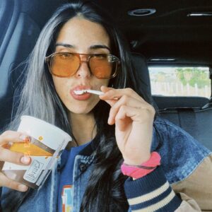 Bárbara de Regil Instagram - El viernes en la tarde mientras hacia pruebas de cámara para un nuevo proyecto me dijeron que tenía libre el sábado … tome un vuelo a las 8 pm para llegar de sorpresa a la despedida de soltera @mikaderegil ( ULTIMO VIDEO 😢. LLOREN CONMIGO DE VER SU REACCIÓN AL VER QUE LLEGUE ) 
Solo fui 1 día pero valió TODA LA PENA , te amo hermana ❤️ y la pase INCREÍBLE CON TODO EL TEAM